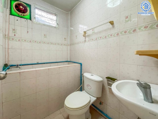 *****ทาวน์โฮม 3 ชั้นมือสอง  ม.เอกรินทร์ คลาสสิคโฮม บ้านสวย พร้อมอยู่ หลังมุม บนเนื้อที่ 33.90 ตร.ว. ฟังก์ชัน 3 ห้องนอน 3 ห้องน้ำ 2 ที่จอดรถ รายล้อมไปด้วยสิ่งอำนวยความสะดวกมากมาย ใกล้เดอะมอลล์ บางแค และรถไฟฟ้า "สถานีเพชรเกษม48" คุ้ม และราคาถูกจนต้องจองด่วน